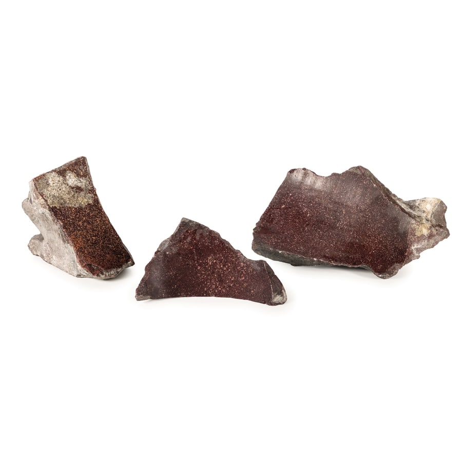 LOTTO DI TRE BLOCCHI DI PORFIDO ANTICO: di forma e misure diverse; difetti, graffi e sbeccature Il maggiore, cm 33X19X17 A GROUP OF THREE ANCIENT PORPHYRY BLOCKS; DEFECTS, SCRATCHES AND CHIPS (3)