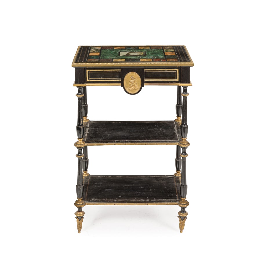 TAVOLO DI SERVIZIO IN LEGNO EBANIZZATO E SCAGLIOLA,: XIX SECOLO piano lavorato in scagliola dipinta a finti marmi antichi con al centro simulazione di micromosaico raffigurante rovine classiche, cassetto nel fronte e due ripiani inferiori, montanti