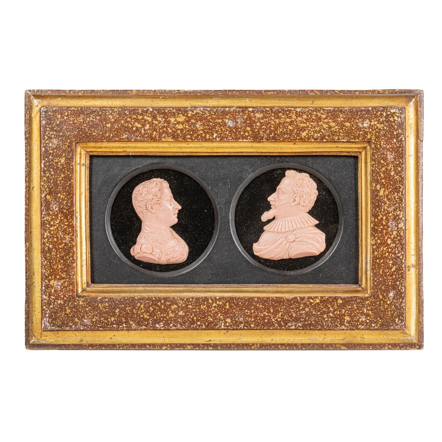 COPPIA DI RILIEVI IN CERA MONOCROMA, XIX SECOLO: raffiguranti profili virili in cornice moderna a finto porfido; minori difetti, la cornice moderna Le cere, cm 6,5X5 Cornice, cm 19X28,5 (luce, cm 9,2X19,2) A PAIR OF MONOCHROME WAX RELIEFS, 19TH CENT