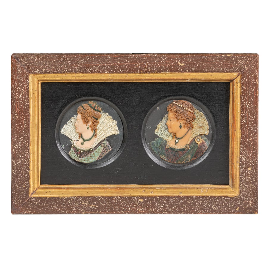 DUE RILIEVI IN CERA POLICROMA, XIX SECOLO: raffiguranti profili di nobildonne con inserti a finte perle, in cornice moderna di legno a finto porfido; difetti minori, possibili restauri, la cornice moderna I rilievi, diam. cm 6,7 Cornice, cm