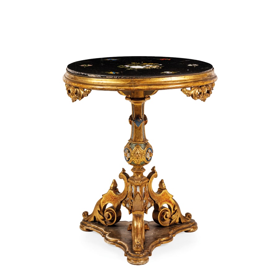 PIANO IN MARMI COMMESSI, BOTTEGHE GRANDUCALI, FIRENZE,: XIX SECOLO circolare ornato da elementi floreali in marmi policromi lavorati con la tecnica del commesso, poggia su tavolo coevo in legno intagliato, laccato e dorato; difetti, minori graffi e poche