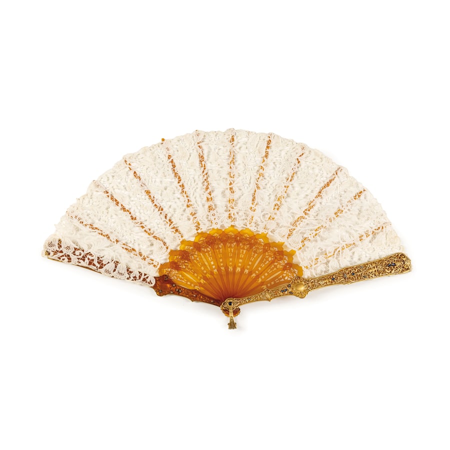 VENTAGLIO IN TARTARUGA BIONDA, PIZZO E ORO, FIRENZE,: ORAFO MARCHESINI, CIRCA 1890 mostre finemente lavorate in oro con decori tratti da repertori storicistici, stecche traforate e pizzo con ornato floreale, completo di scatola in legno e raso; minori