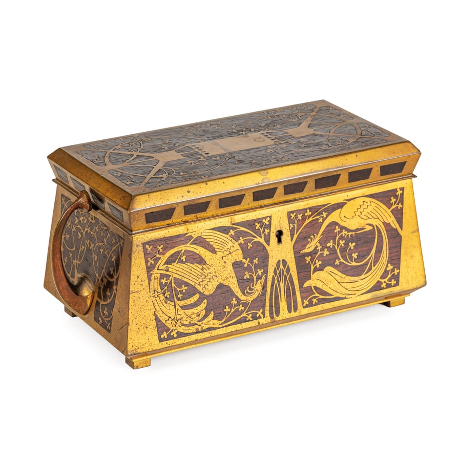 SCATOLA PORTAGIOIE IN LEGNO, BRONZO E METALLO DORATO,: PROBABILMENTE VIENNA, INIZIO DEL XX SECOLO decoro naturalistico con aironi e tralci stilizzati, anse laterali, interno rivestito in velluto rosso; difetti, minori graffi e tracce di ossidazione, la