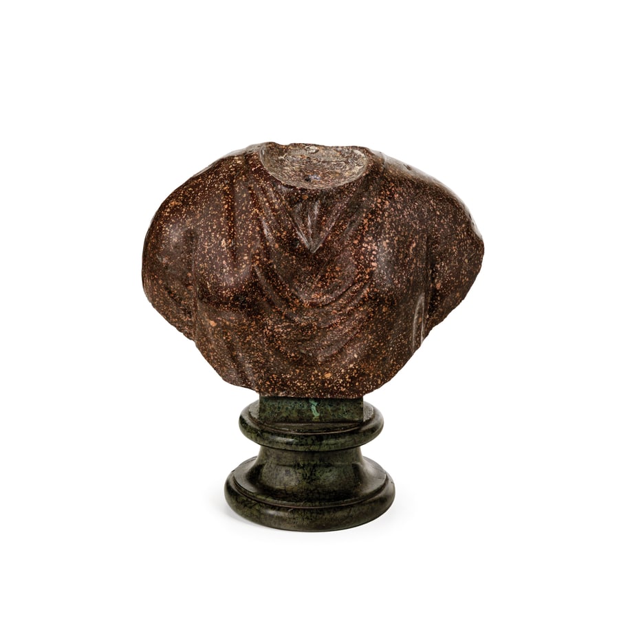SCULTURA IN PORFIDO, XVIII SECOLO: raffigurante busto acefalo, tratto da repertori classici, base a plinto circolare in marmo diverso; difetti, graffi e minori sbeccature, la base non coeva Cm 24,5X23X10 A PORPHYRY SCULPTURE, 18TH