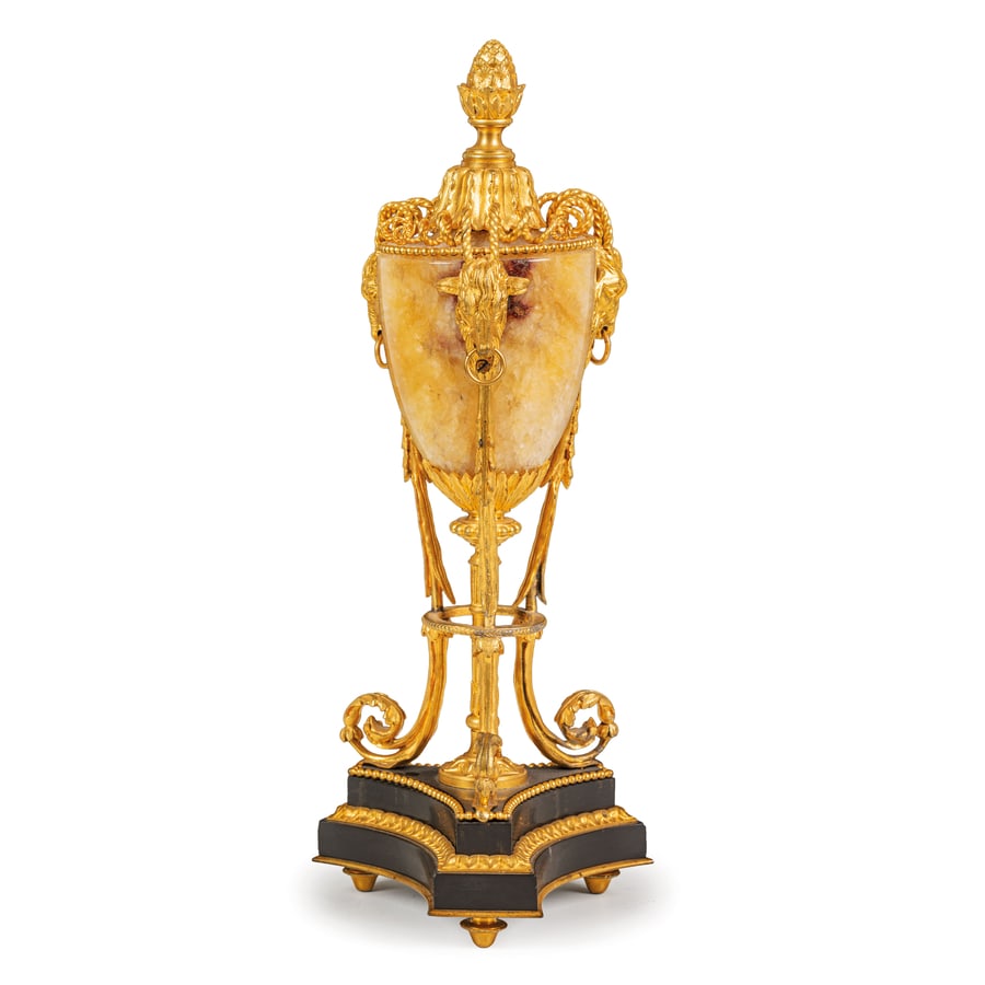 VASO IN BLUE-JOHN E BRONZO DORATO, XIX SECOLO: montato come tripode e ornato da teste zoomorfe, presa superiore a pigna e piedi a ricciolo, base tripartita in marmo nero; minori difetti, pochi graffi Cm 41X10 Base, cm 16 A GILT BRONZE AND