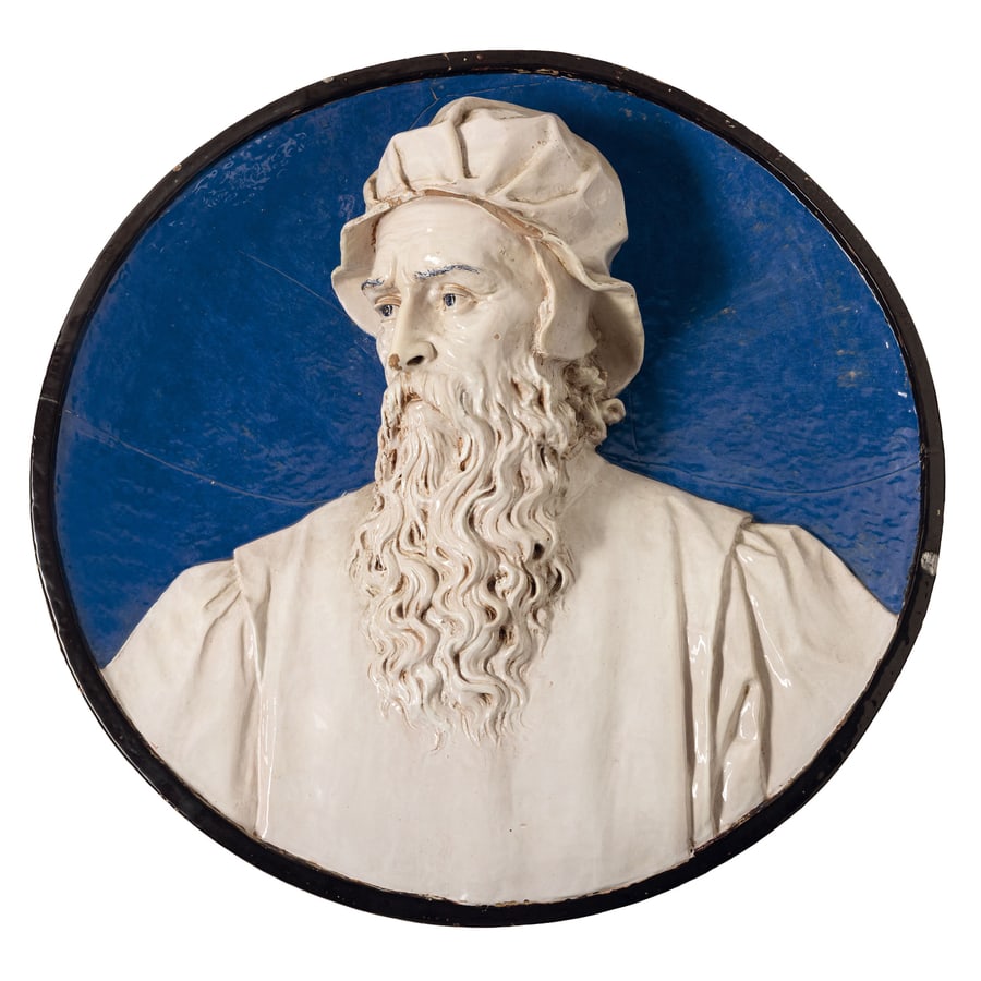 TONDO IN MAIOLICA POLICROMA, MANIFATTURA GINORI A: DOCCIA, CIRCA 1873 decorato con busto a tutto tondo di Benvenuto Cellini, su un fondo blu cobalto; usure e qualche difetto, serie di fratture originarie con antico restauro di fissaggio, parte della