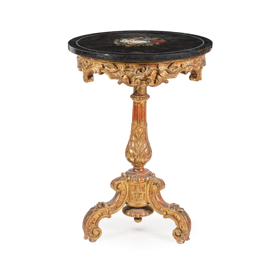 PIANO DI TAVOLO CON MARMI COMMESSI, XIX SECOLO: circolare ed intarsiato al centro con composizione floreale in marmi commessi policromi, profilo perimetrale in lapislazzulo, monta su base in legno scolpito e dorato di epoca coeva; minori difetti, p