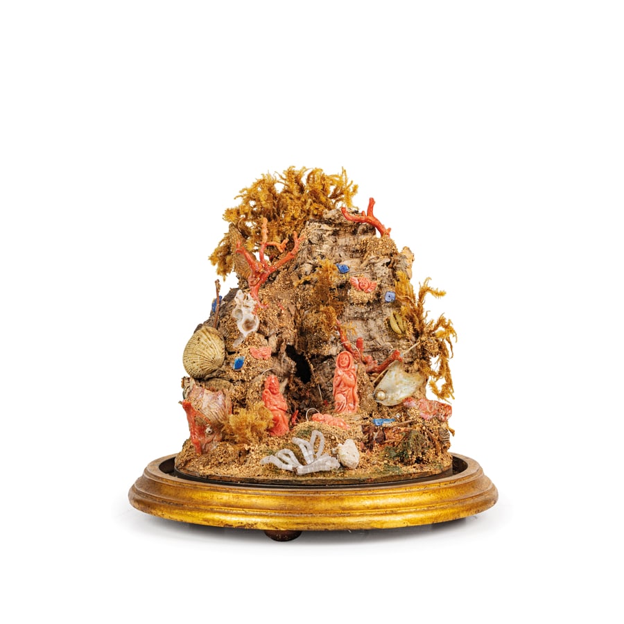 COMPOSIZIONE IN CORALLO, MADREPERLA, PIETRE,: CONCHIGLIE E MATERIALI DIVERSI, PRIMO QUARTO DEL XX SECOLO raffigurante la Natività, in grotta completa di arbusti su base circolare entro campana di vetro; difetti, minori rotture e mancanze, pa