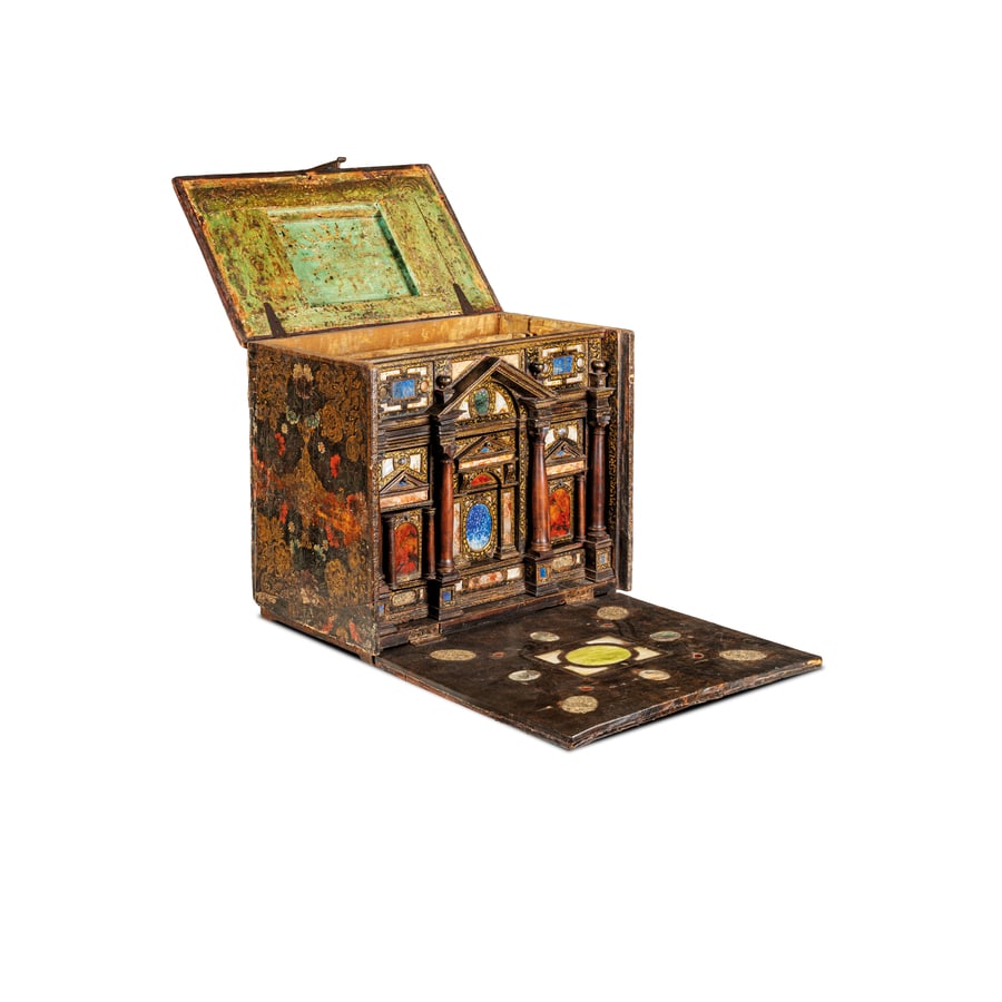 STIPO DA TAVOLO IN LEGNO E CUOIO, XIX SECOLO: di forma architettonica e lavorato nei modi cinquecenteschi veneziani, l'esterno ricoperto da cui parzialmente dipinto e lumeggiato in oro, coperchio ad urna e anta a calatoia con fronte scandito da c