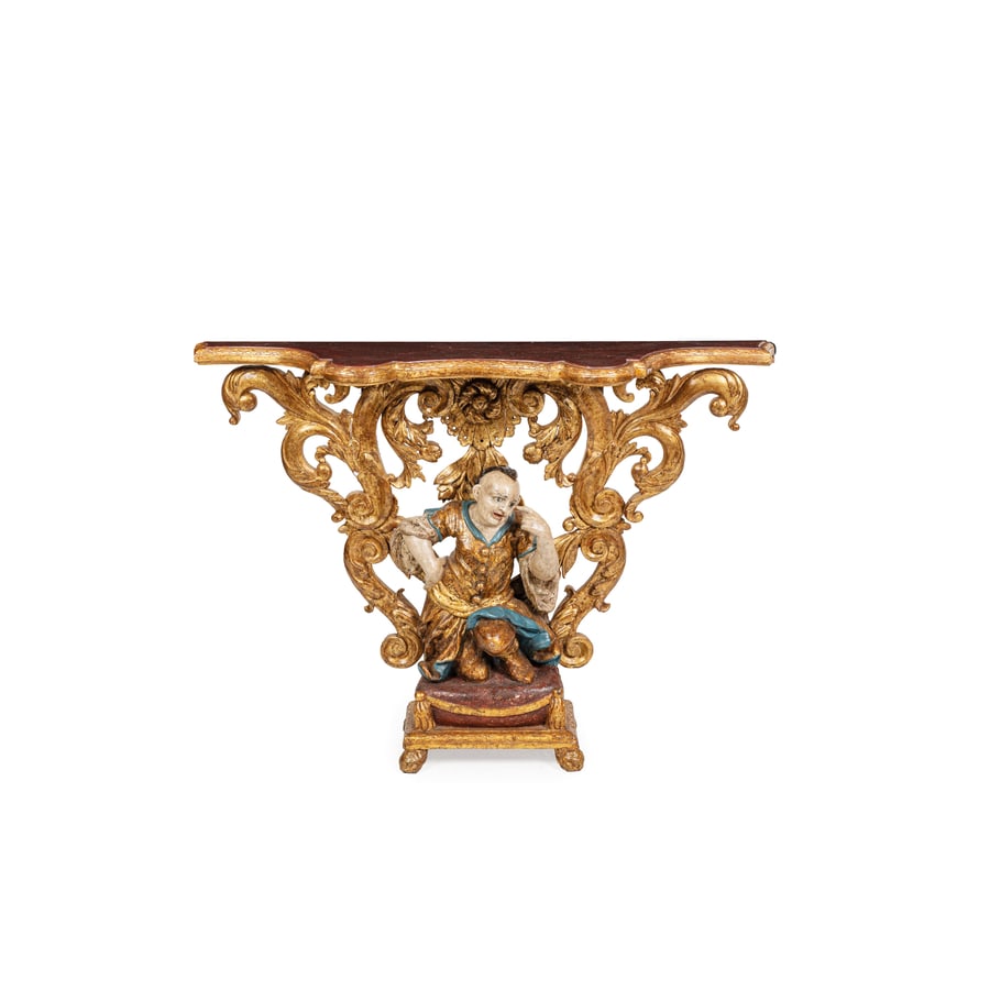 COPPIA DI CONSOLE IN LEGNO SCOLPITO, LACCATO E DORATO,: XVIII SECOLO nel fronte figure di personaggi cinesi su base a cuscino, nel retro fitto intreccio floreale dorato, mensole mistilinee; difetti, alcune perdite di materia pittorica, restauri e ritocchi