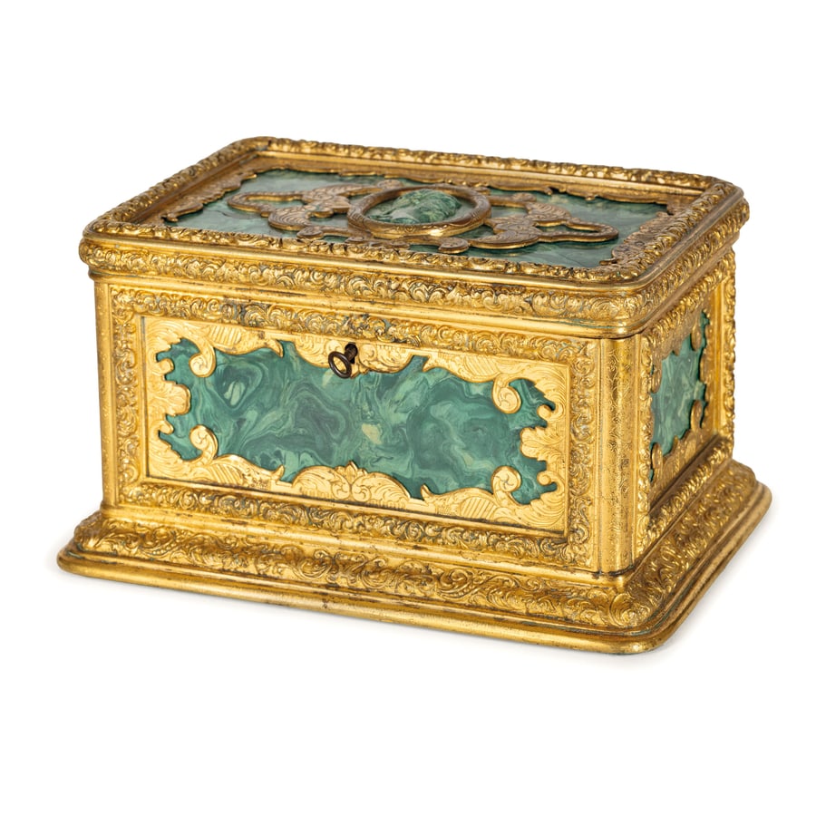 SCRIGNO PORTAGIOIE IN MALACHITE, BRONZO E METALLO: DORATO, MAISON ROUSSEL PARIGI, SECONDA METÀ DEL XIX SECOLO in stile eclettico, fitto decoro naturalistico stilizzato con bordure rilevate e cartouche in malachite lavorate con incisione a basso rilie