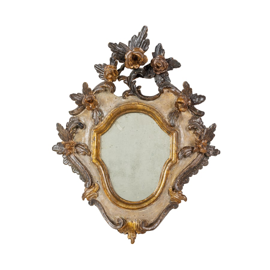 PICCOLA SPECCHIERA IN LEGNO LACCATO E DORATO, XVIII: SECOLO di forma mistilinea ornata da fregi floreali; difetti, poche tracce di tarlo, alcuni fregi con restauri, mancanze minori, specchio forse sostituito Cm 40,5X33 Luce, cm 16,5X13 A SMALL LACQUERED