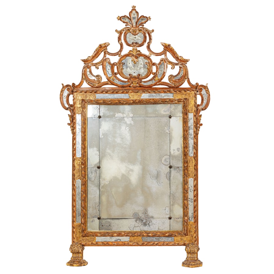 SPECCHIERA IN LEGNO INTAGLIATO E DORATO, XIX SECOLO: squadrata a doppia cornice percorsa da tralci floreali, ricca cimasa traforata, specchi con applicazioni floreali; difetti, cadute e mancanze nella doratura, restauri, specchi con forte ossidazione, p