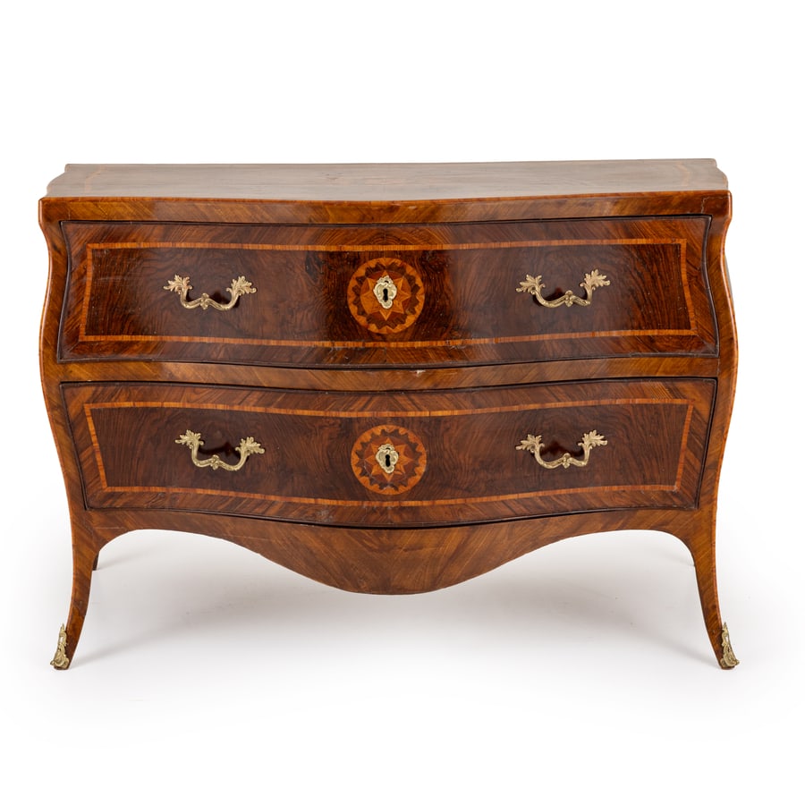 CASSETTONE IMPIALLACCIATO IN LEGNI VARI, NAPOLI, XVIII: SECOLO bombato sui fianchi e nel fronte con decoro a riserve geometriche filettate in legni diversi e rosoni polilobati, due grandi cassetti e piedi mossi terminanti con scarpette in bronzo dorato; di