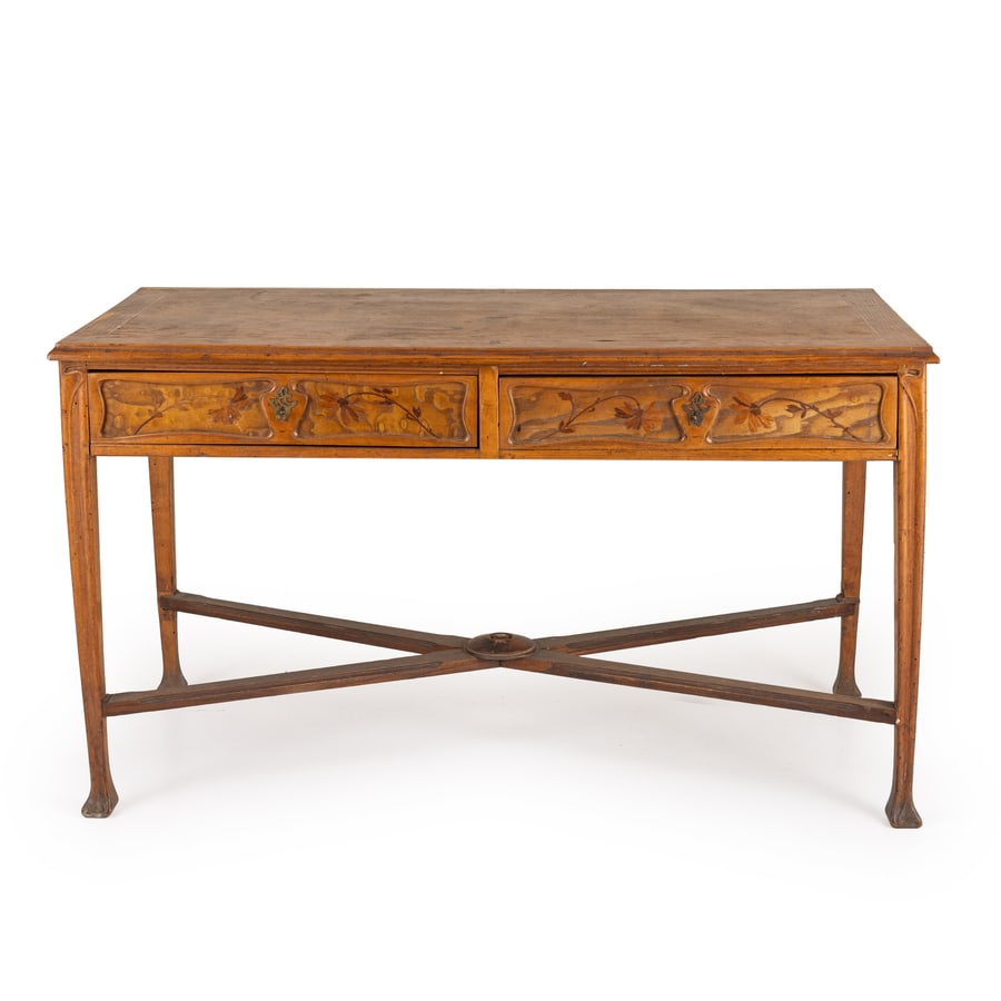 TAVOLO SCRITTOIO IN LEGNI VARI, INIZIO DEL XX SECOLO: piano ornato da riserva geometrica filettata, gambe rettilinee riunite da crociera e piede stilizzato, due cassetti nel fronte con decoro floreale; difetti, macchie e graffi nel piano, ingiallimenti n