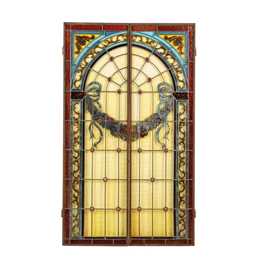 COPPIA DI VETRATE POLICROME, INIZIO DEL XX SECOLO: entro ante per finestra, lavorate a cattedrale con piombatura a decoro geometrico e telaio in ferro battuto, complete di cardini e pomoli; minori difetti, tracce di ossidazione nel metallo Singola, cm