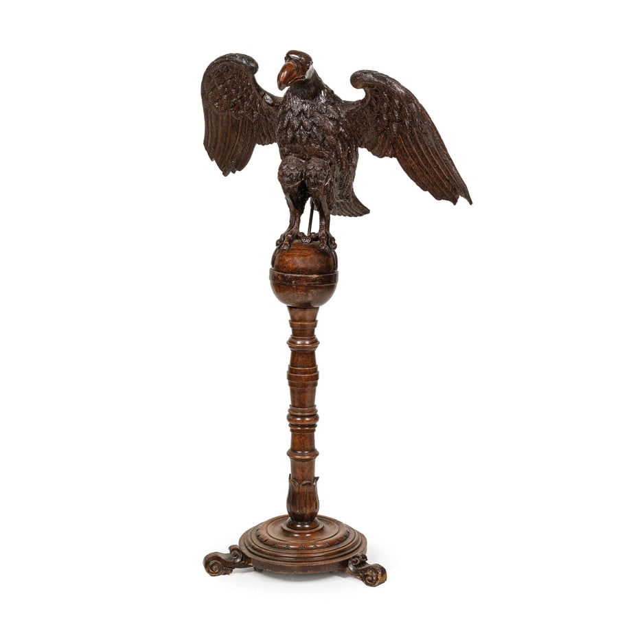 GRANDE LEGGIO CON AQUILA IN LEGNO DI NOCE SCOLPITO, (1 of 4)