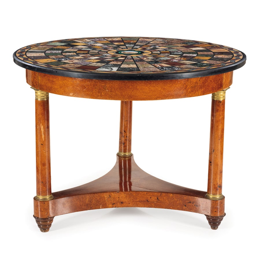 PIANO DI TAVOLO IN MARMI DIVERSI, ROMA, XIX SECOLO: circolare e centrato da micromosaico raffigurante il Colosseo entro profili in nero del Belgio e malachite, decoro a campionario di tessere policrome con marmi antichi e di recupero, poggia su guerido