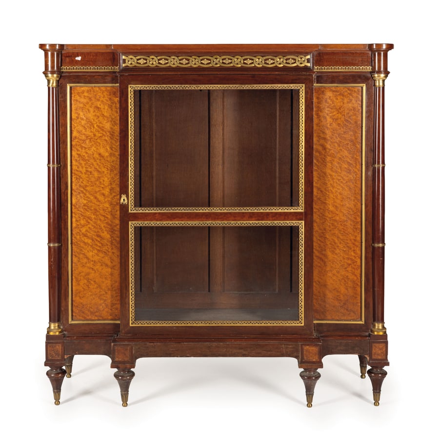 VETRINA IMPIALLACCIATA IN LEGNI VARI, XX SECOLO: in stile neoclassico ornata da profili e montature in bronzo dorato, fronte scandito da anta centrale e due elementi laterali; difetti, rotture e mancanze nell'impiallacciatura, graffi e ingiallimenti