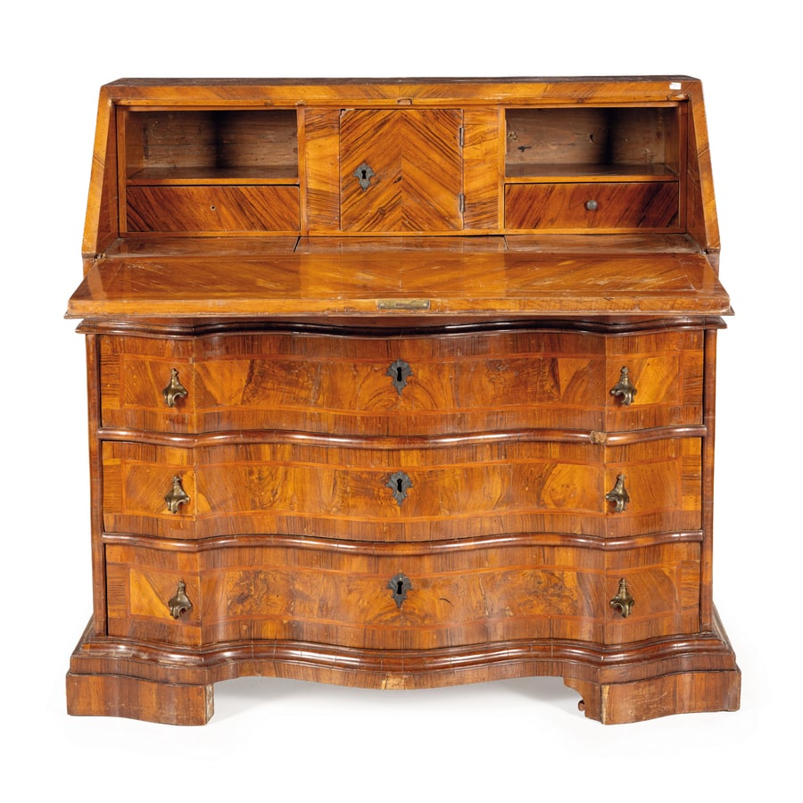 CASSETTONE A RIBALTA IMPIALLACCIATO IN LEGNO E RADICA: DI NOCE, XVIII-XIX SECOLO fronte mosso a tre cassetti su piedi a mensola, anta a calatoia con scarabattolo interno; difetti, graffi e ingiallimenti nella vernice, restauri, modifiche nei cassetti dell