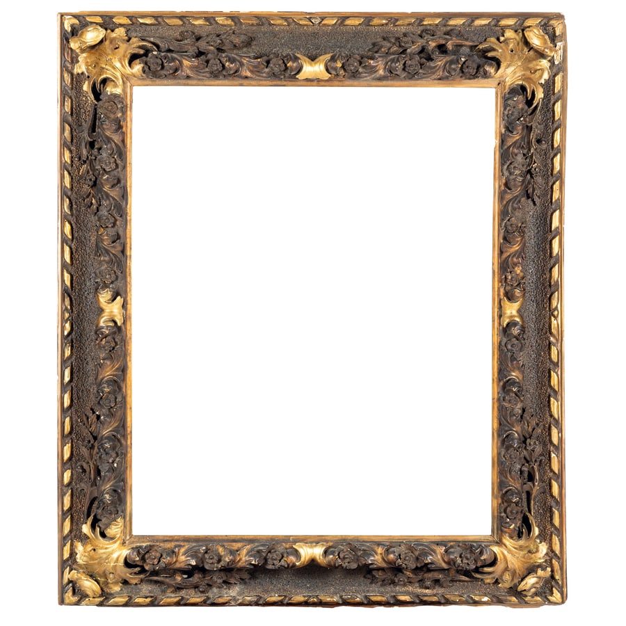 CORNICE IN LEGNO INTAGLIATO IN LEGNO LACCATO E DORATO,: XVIII SECOLO squadrata e modanata, fascia percorsa da ornato floreale lavorato a rilievo con angoli dorati; difetti, alcune parti di fregio rotte e mancanti, poche tracce di tarlo, restauri, alcune pa