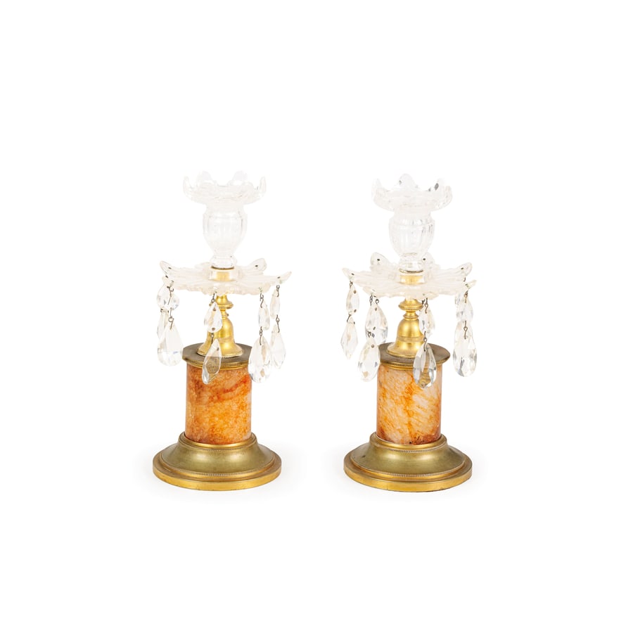 COPPIA DI CANDELIERI IN BLUE-JOHN, BRONZO DORATO E: CRISTALLO, XIX SECOLO bobeches in forma floreale stilizzata con pendenti a goccia, base a tronco di colonna; difetti, alcune gocce mancanti, minori bruniture nella doratura Cm 25,5X11,5 A PAIR OF BLUE