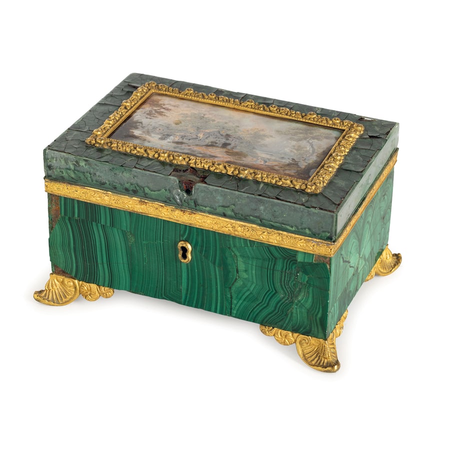 SCATOLA PORTAGIOIE IN BRONZO DORATO E MALACHITE,: SECONDA METÀ DEL XIX SECOLO squadrata su piedi a voluta, il coperchio in vetro dipinto a finta malachite e paesaggio lacustre al centro; difetti, usure e bruniture nella doratura, il coperchio co