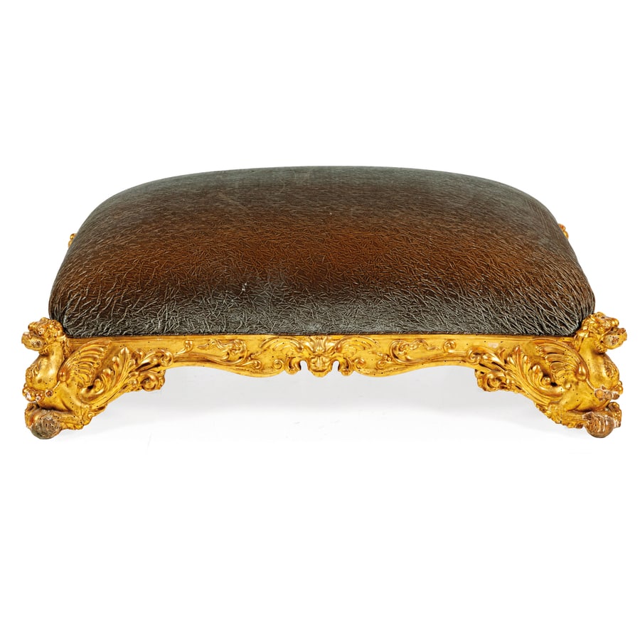 GRANDE PANCHETTO IN LEGNO SCOLPITO E DORATO, XIX SECOLO: i piedi come animali fantastici alati, le fasce centrata teste zoomorfe grottesche, seduta rivestita in tessuto moderno; difetti, cadute e mancanze nella doratura, tracce di tarlo, restauri, il tessut