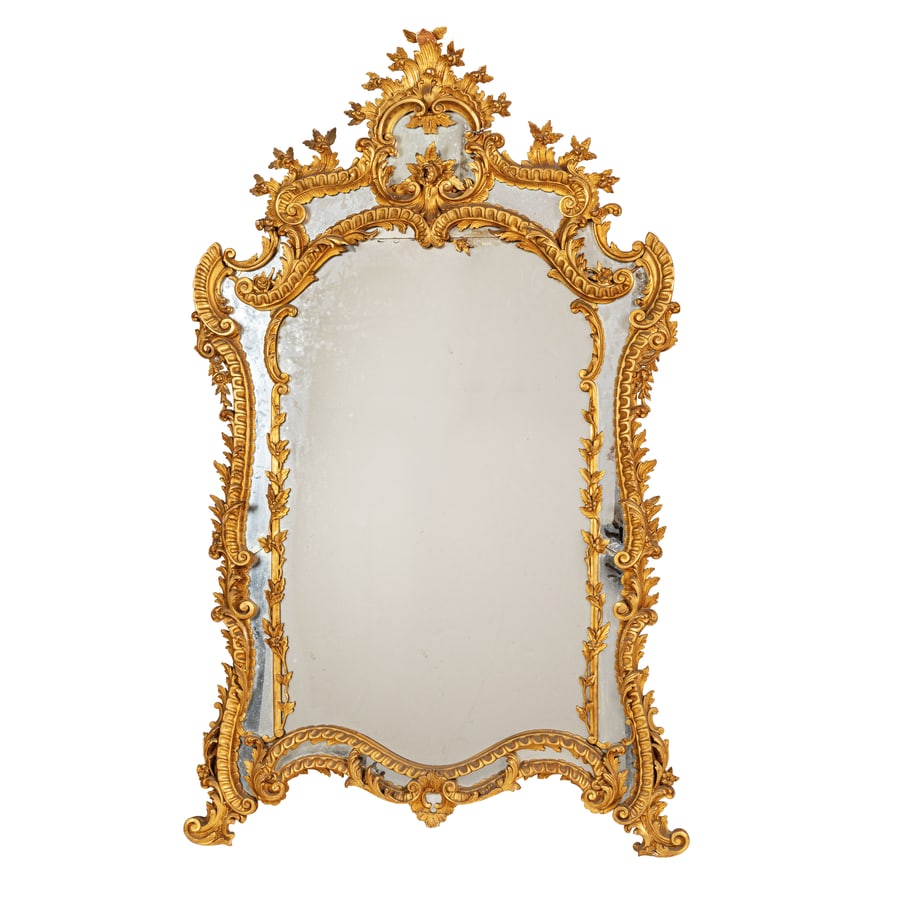 SPECCHIERA IN LEGNO INTAGLIATO E DORATO, FINE DEL: XIX-XX SECOLO in stile settecentesco su piedi a ricciolo e ricco ornato floreale con volute, cimasa e fascia parzialmente traforate con fondi a specchio; difetti, alcune parti di fregio da fissare, re