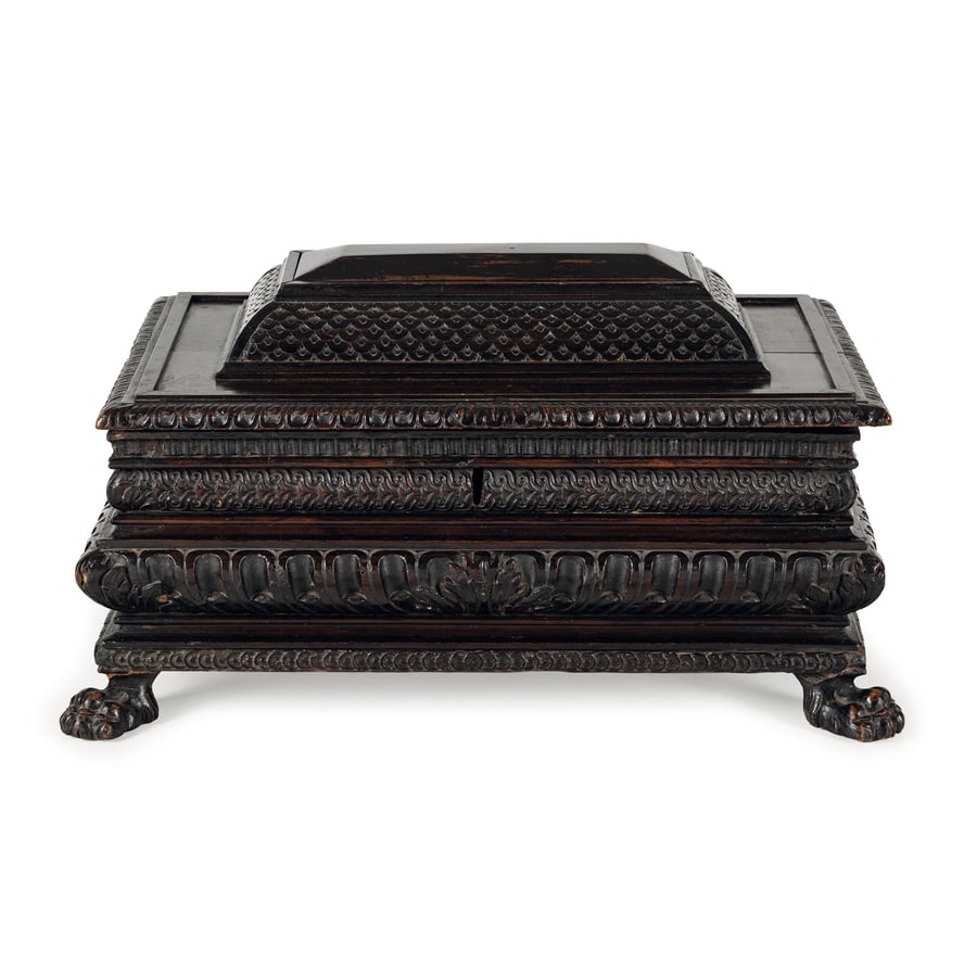 GRANDE SCRIGNO IN LEGNO SCOLPITO E PATINATO, XVIII: SECOLO di gusto cinquecentesco a sezione squadrata, il corpo modanato a più ordini percorso da cornici baccellate e fregi a decoro continuo, coperchio ad urna con vano segreto e piedi ferini; dif