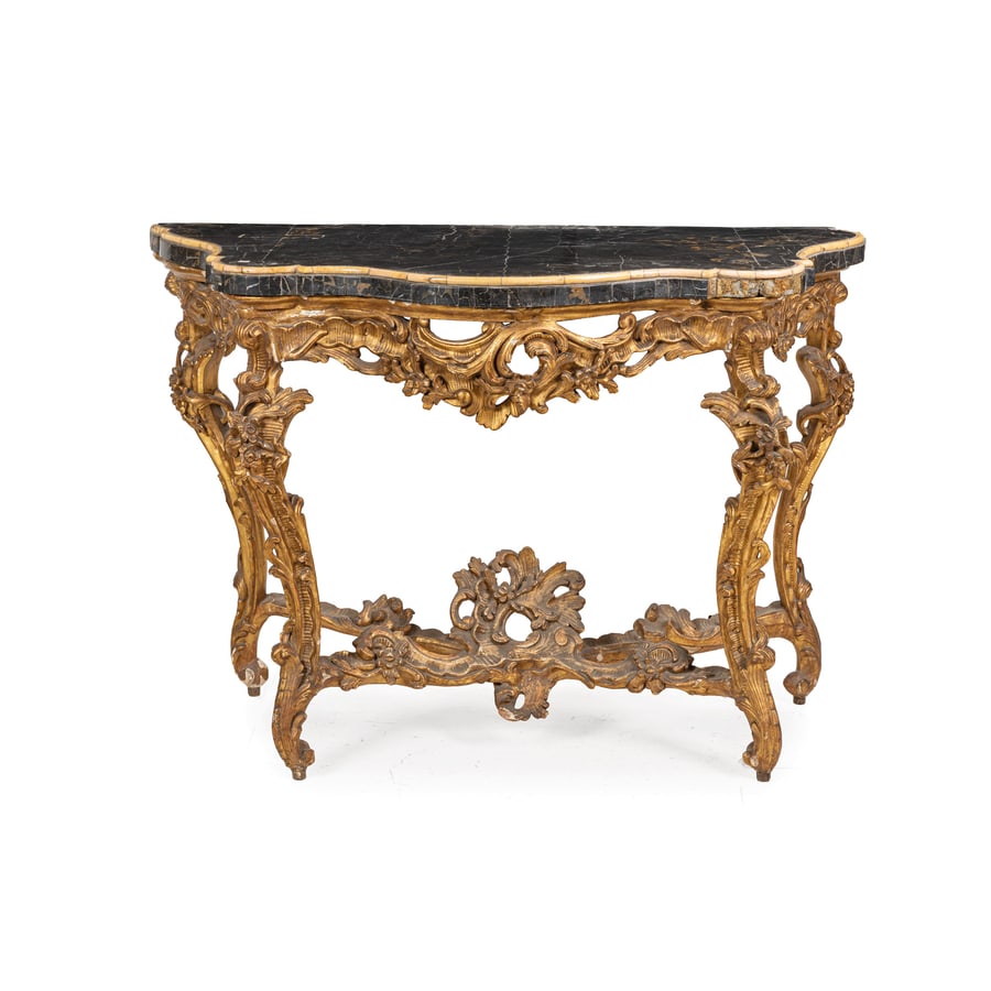 CONSOLE IN LEGNO INTAGLIATO E DORATO, STATO: PONTIFICIO, XVIII SECOLO piano impiallacciato in marmi antichi diversi, fasce con elementi traforati su gambe a doppia mossa e piedi a ricciolo, crociera di raccordo centrata da valva; difetti, cadute