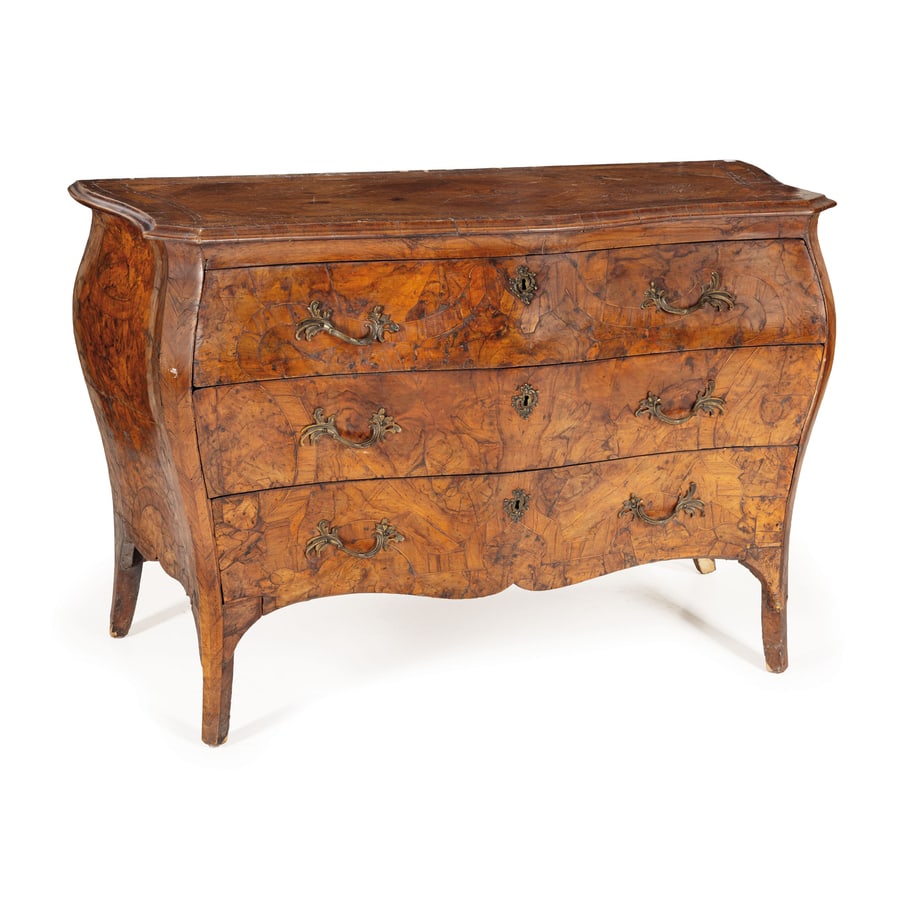 CASSETTONE IMPIALLACCIATO IN LEGNO E RADICA DI NOCE,: XVIII SECOLO a doppia bombatura e ornato da cartouches in legni diversi, tre grandi cassetti nel fronte, gambe e grembiali mistilinei; difetti, rotture e mancanze nell'impiallacciatura, screpolature e