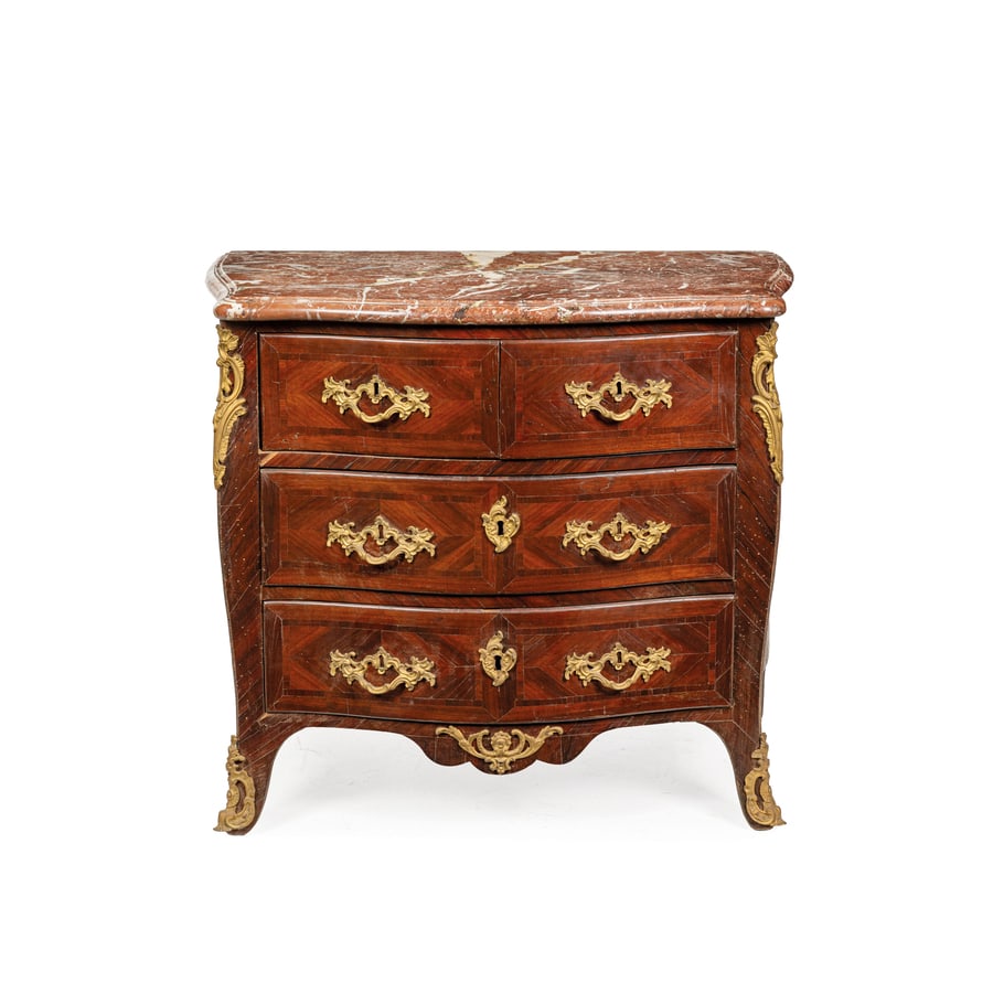 CASSETTONE IMPIALLACCIATO IN LEGNO DI MOGANO, FRANCIA,: XVIII SECOLO quattro cassetti in fronte mosso e ricche montature in bronzo dorato, piano in marmo venato; difetti, alcune rotture e mancanze nell'impiallacciatura, restauri, tracce di tarlo, fenditure