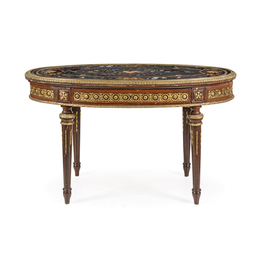 TAVOLO DA CENTRO IN LEGNO PATINATO, MARMI DIVERSI E: BRONZO DORATO, FINE DEL XIX SECOLO in stile neoclassico ornato da fregi a greca continua e festoni floreali, piano ovale in marmi commessi e pietre dure policrome a raffigurare composizione naturalist