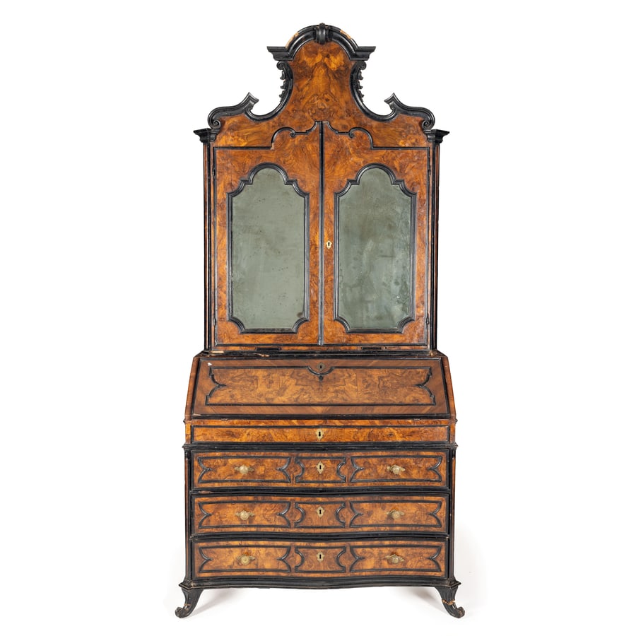 CASSETTONE A RIBALTA CON ALZATA IMPIALLACCIATO IN: LEGNO E RADICA DI NOCE, LOMBARDIA, XVIII SECOLO ornato da cornici ebanizzate e riserve mistilinee, fronte leggermente mosso a tre cassetti, anta a calatoia con scarabattolo interno, alzata con due ant