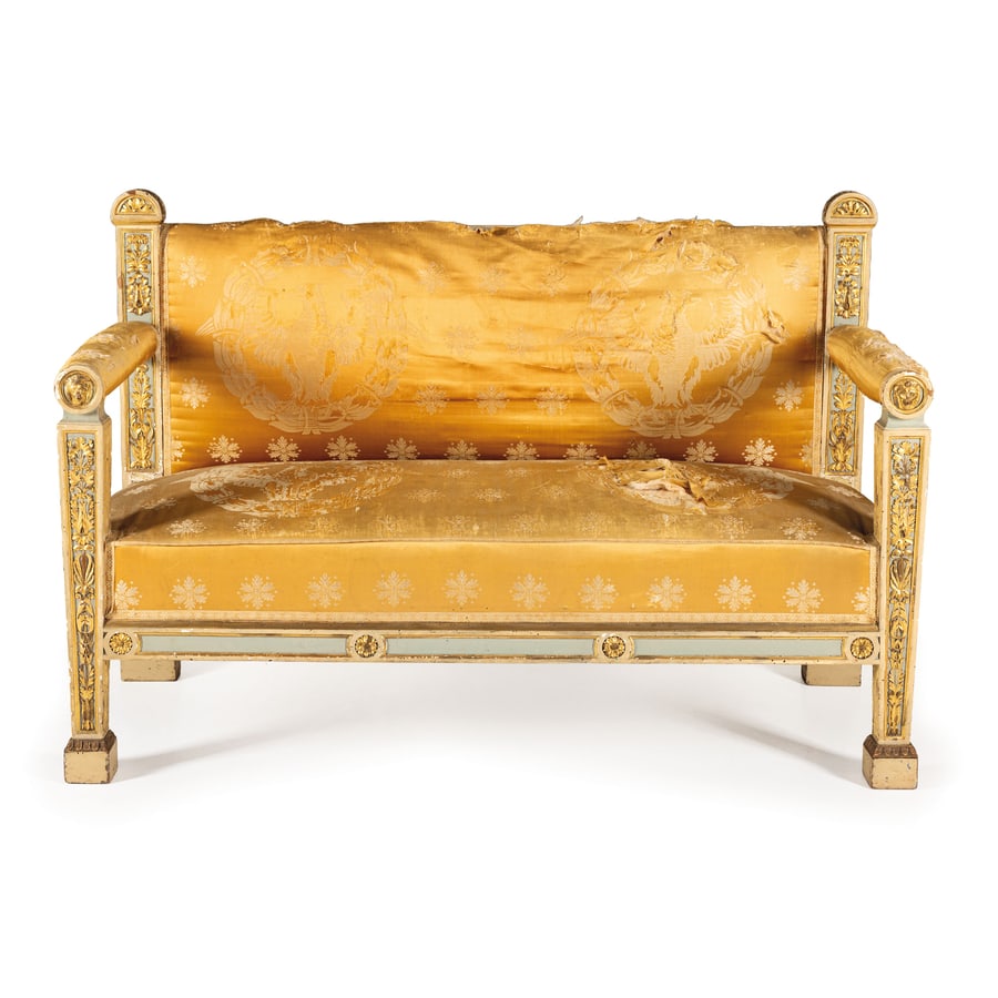 DIVANO IN LEGNO LACCATO E DORATO, XIX SECOLO: montanti a parasta ornati da fitto decoro floreale lavorato a basso rilievo, i braccioli con terminale circolare centrato da testa ferina, rivestito in tessuto di raso a decoro stilizzato e aquile imp