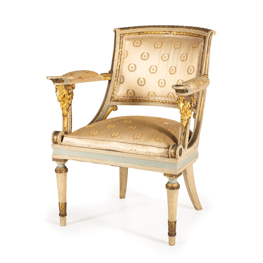 PARTE DI FORNITURA DA SALOTTO IN LEGNO INTAGLIATO,: LACCATO E DORATO, INIZIO DEL XIX SECOLO composto da un divano e due poltrone rivestite in tessuto di raso decorato con il simbolo reale dell'ape entro ghirlanda, montanti anteriori con terminali zoomo