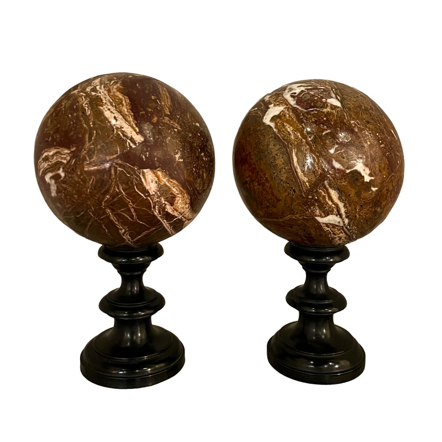 COPPIA DI SFERE IN BRECCIA ANTICA, XVIII SECOLO: venate, poggiano su basi moderne in legno patinato; minori difetti, pochi graffi e ammaccature Diam. cm 15 Alt. totale, cm 26,5 PAIR OF ANCIENT MARBLE SPHERES, 18TH CENTURY; MINOR DEFECTS, FEW SCRATCH