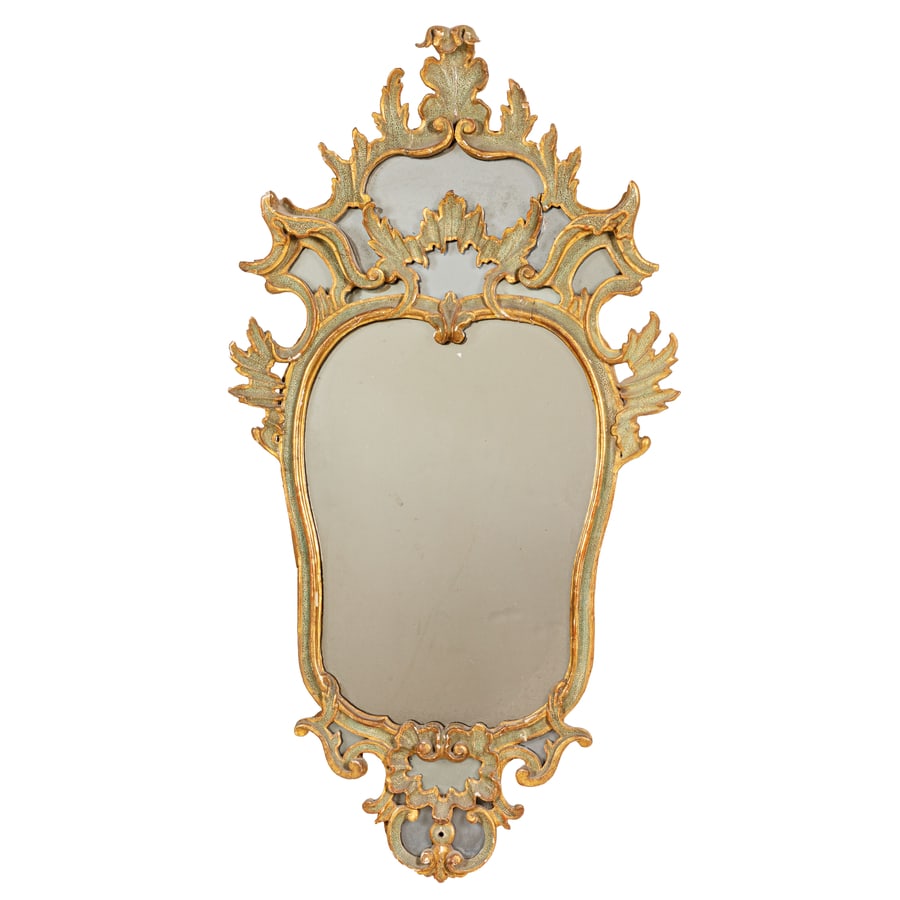 COPPIA DI SPECCHIERE IN LEGNO LACCATO E DORATO, XIX: SECOLO in stile settecentesco e di forma mistilinea ornate da ricche sfrangiature con terminali a ricciolo e cimasa aggettante; difetti, cadute e mancanze nella decorazione, restauri, specchi sostitui