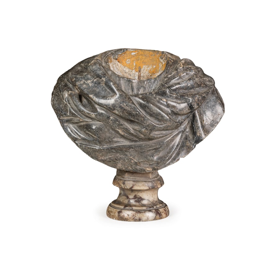 BUSTO ACEFALO IN MARMI DIVERSI, XVIII SECOLO: di togato con ricco panneggio scolpito a rilievo, base a plinto circolare; rotture e restauri, sbeccature e graffi, mancanze nella base Cm 37X39X22 A VARIOUS MARBLE BUST, 18TH CENTURY; DAMAGES AND RES