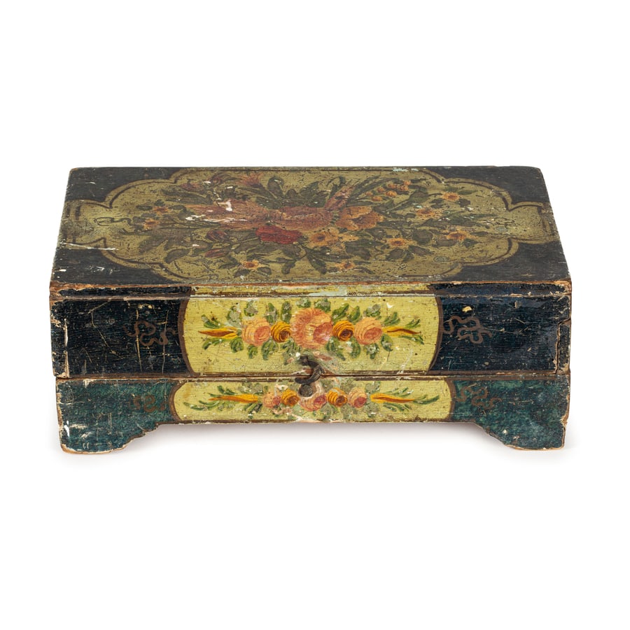 SCATOLA IN LEGNO LACCATO, XVIII-XIX SECOLO: squadrata con coperchio, decoro floreale policrome in riserve mistilinee, all'interno vani a giorno e quattro piccoli contenitori con numeri nel coperchio; difetti, rotture e mancanze, restauri, cadut