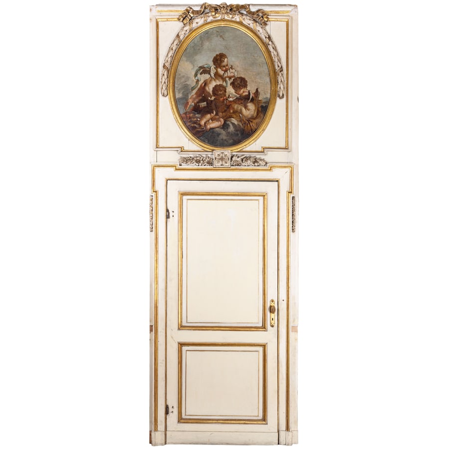 DUE PORTE IN LEGNO LACCATO E DORATO: di gusto neoclassico e ornate con festoni naturalistici intagliati e applicati a rilievo, il telaio completato nella parte superiore da un dipinto ovale su tela raffiguranti putti allegorici; difetti