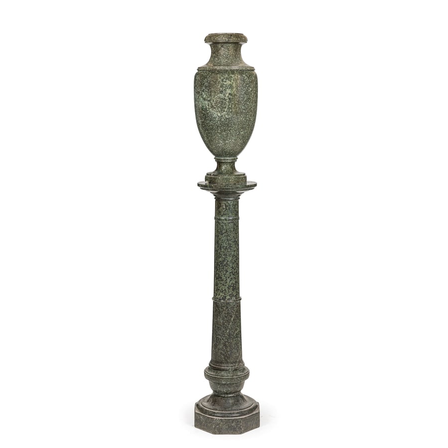 VASO IN MARMO VENATO, XVIII-XIX SECOLO: di modello classico, tornito e composto da due elementi distinti, poggia su colonna in marmo di simile tipologia ma di epoca successiva; difetti, sbeccature e minori mancanze, pochi graffi, la