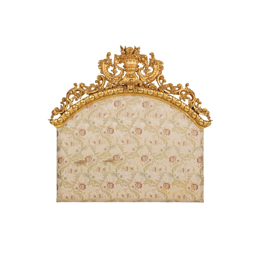 GRANDE FREGIO IN LEGNO SCOLPITO E DORATO, XIX SECOLO: il profilo inferiore con baccelli sormontati da fitto ornato naturalistico e floreale poggiante su mensole con terminanti a voluta, al centro vaso classico, il tutto montato su pannello moderno in