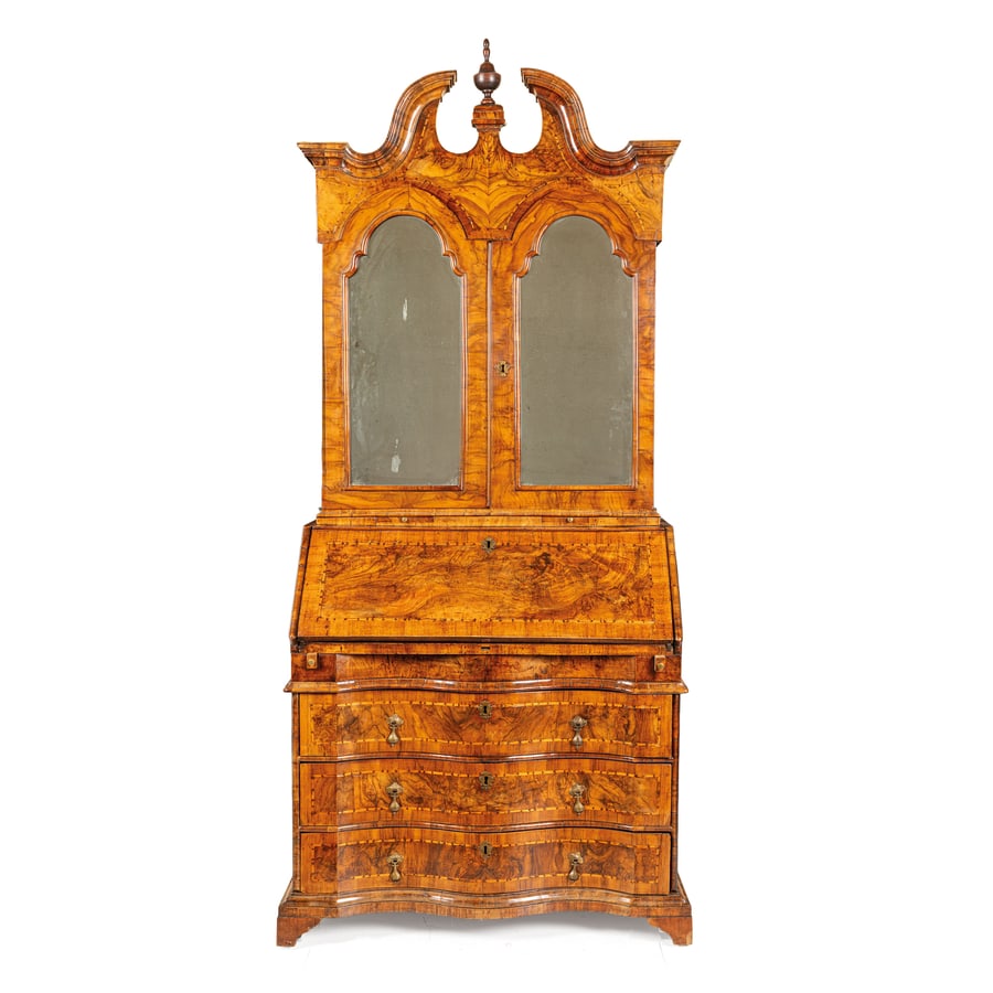 CASSETTONE A RIBALTA CON ALZATA, SECONDA METÀ DEL: XVIII SECOLO base a tre cassetti in fronte mosso e anta a calatoia con scarabattolo interno, alzata con due ante a specchio e cimasa di linea spezzata e mensole architettoniche con al centro elemento