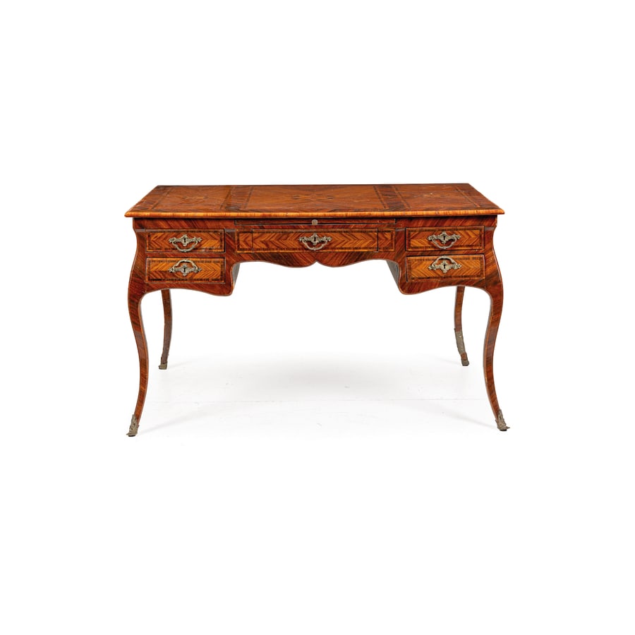 SCRITTOIO DA CENTRO IMPIALLACCIATO IN LEGNI VARI,: NAPOLI, XIX SECOLO decorato con rosoni a stella entro riserve geometriche in legni contrapposti, cinque cassetti nel fronte e tablette sottopiano, gambe e grembiali mistilinei; difetti, alcune