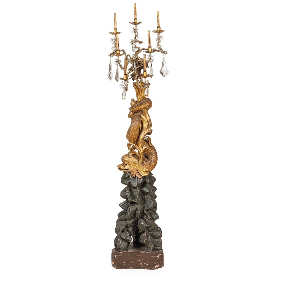 COPPIA DI GRUPPI IN LEGNO DORATO E LACCATO, XIX SECOLO: raffiguranti tritoni marini con code attorcigliate a reggere candelabro in metallo dorato e cristallo, base a finta roccia si piede tripartito; difetti, cadute e mancanze nella doratura e nella