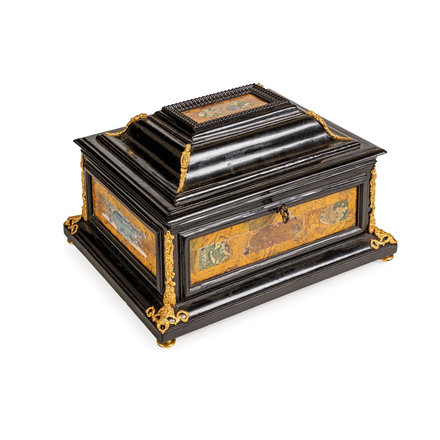 CANDELIERE IN BRONZO DORATO E METALLI DIVERSI, XIX: SECOLO a colonna su base tripartita e fregi a volute fogliate, nel piatto squadrato alloggiano un cane e un cavallo, piedi ferini dorati; difetti, tracce di ossidazione, bruniture, pochi graffi, due