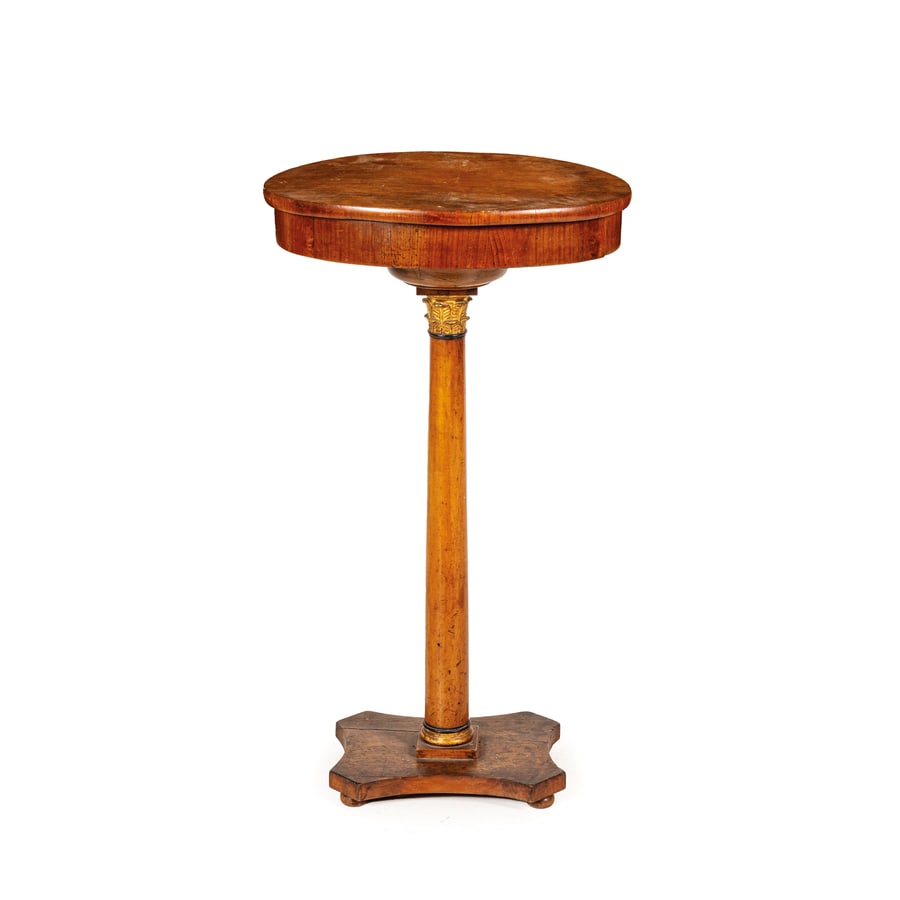 PICCOLO TAVOLO DI SERVIZIO IN LEGNO DI CILIEGIO, XIX: SECOLO piano ovale su fascia a tamburo con cassetto laterale, supporto a colonna con capitello dorato e base mistilinea; difetti, restauri, graffi ingiallimenti nella vernice, macchie nel piano Cm