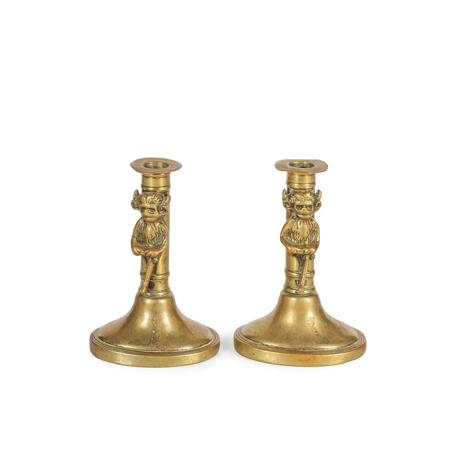 COPPIA DI CANDELIERI IN BRONZO DORATO, XIX-XX SECOLO: con figure fantastiche nel corpo e base ovale; difetti, tracce di ossidazione, leggera deformazione nelle basi e nelle bobeches Cm 14X9,8X7,2 A PAIR OF GILT BRONZE CANDLESTICKS, 19TH-20TH CENTURY; DEF
